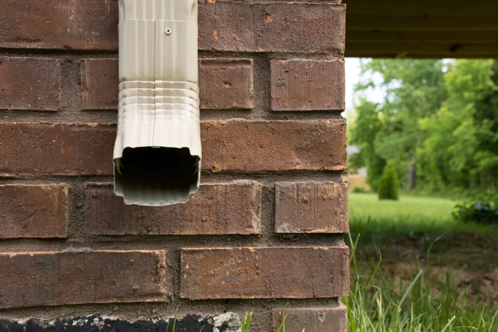 Rain gutter facing forward